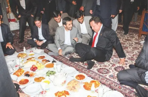 مموتی در حال یاد دادن 