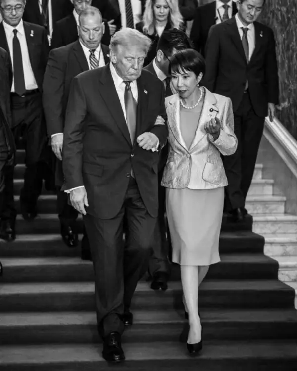 نخست وزیر ژاپن دست ترامپو 