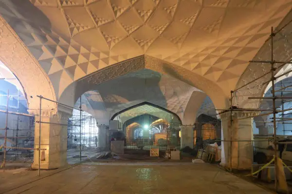 گذری در رواق زیرسطحی امام